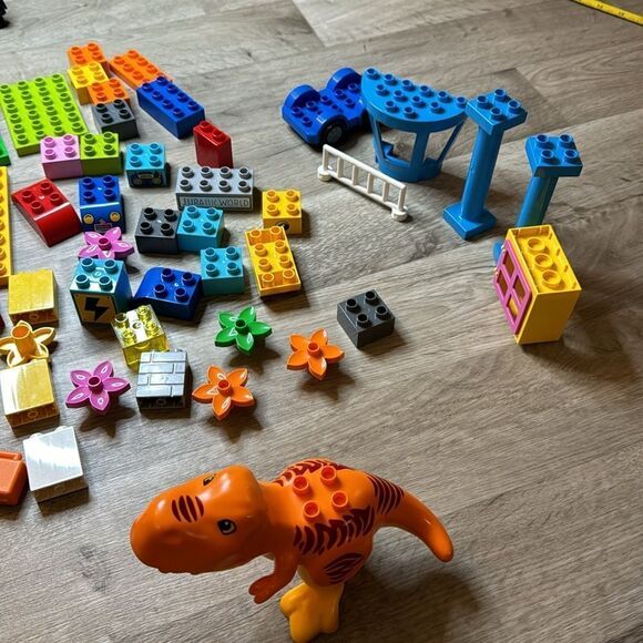 Legos. Duplo sets. The whole lot here. 90 Legos. Jurassic Park dinosaur - Picture 5 of 6